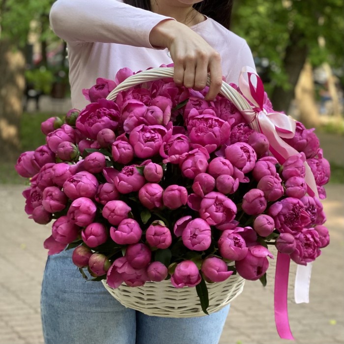 101 малиновый пион Флеминг в корзине